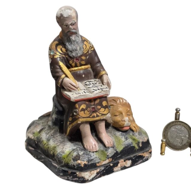 Pequena escultura de arte sacra em estuque e gesso policromado
