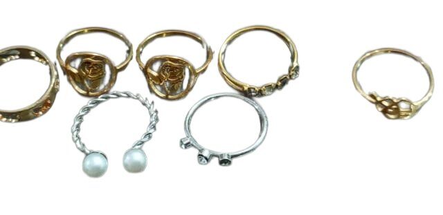 Lote de elegantes anéis diversos