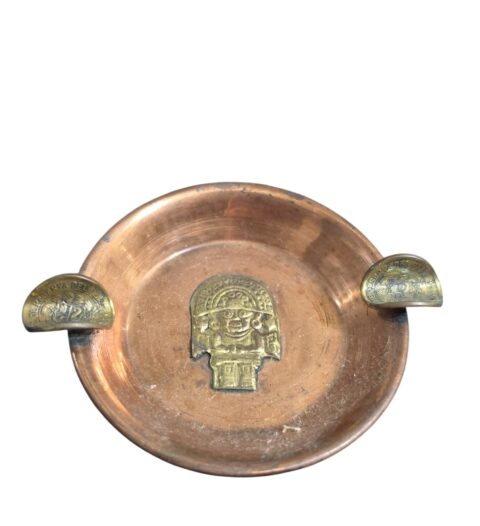 Antigo cinzeiro de cobre com arte de povos antigos latinos