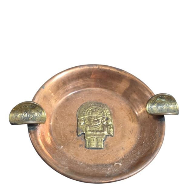 Antigo cinzeiro de cobre com arte de povos antigos latinos