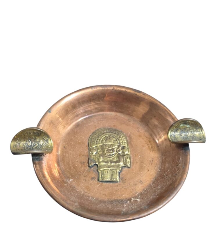 Antigo cinzeiro de cobre com arte de povos antigos latinos