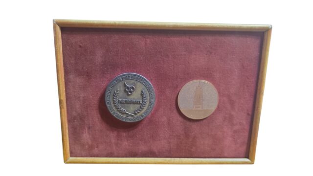 Quadro com duas medalhas antigas colecionáveis de bronze