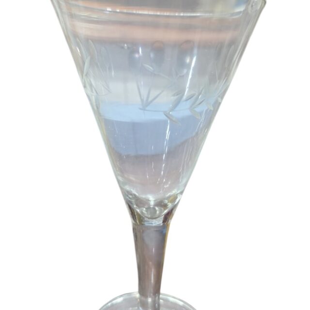 Taça de cristal com lapidações vegetalistas