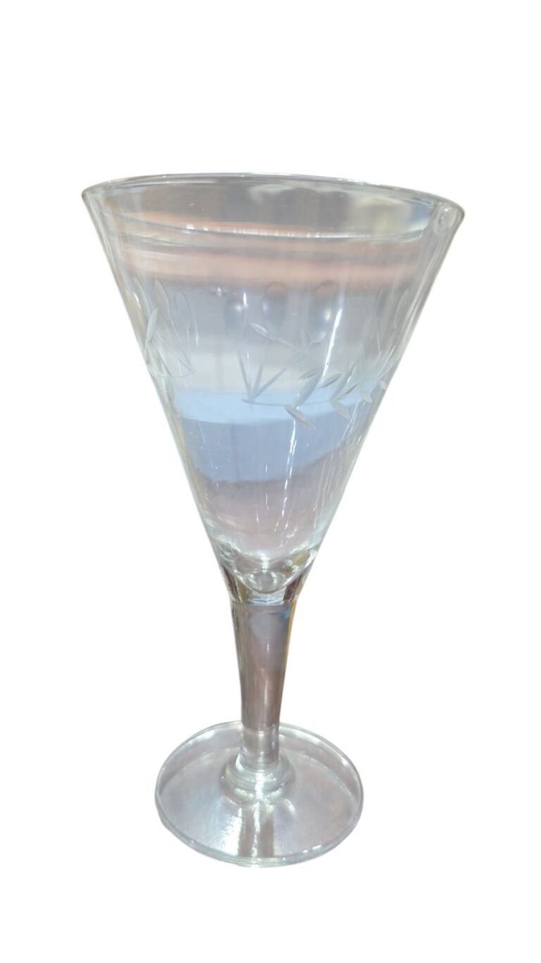Taça de cristal com lapidações vegetalistas