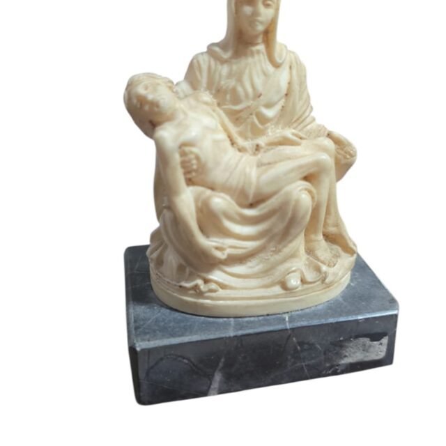 Pietá italiana, base de mármore carrara