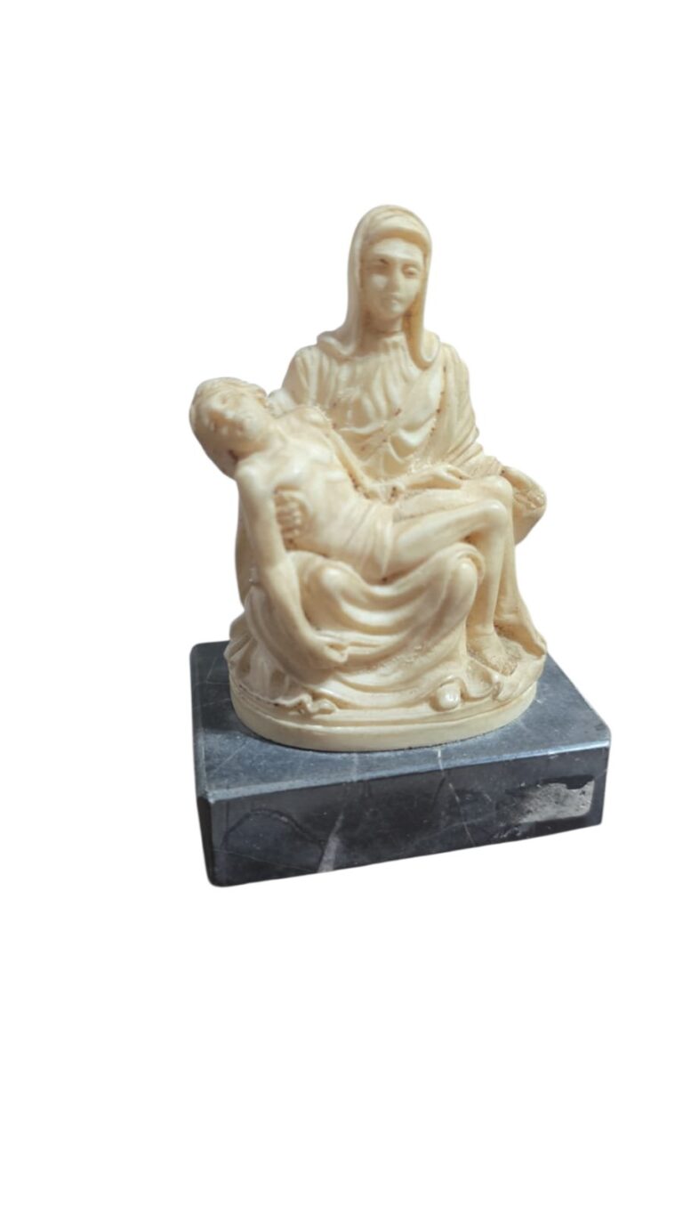 Pietá italiana, base de mármore carrara