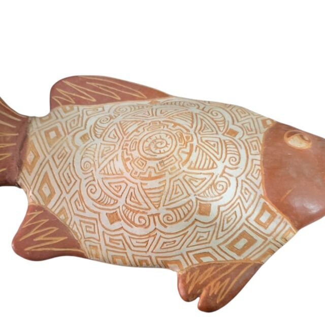 Peixe decorativo de parede em cerâmica marajoara