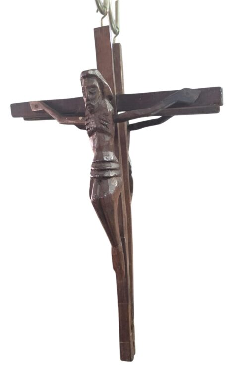 Antigo crucifixo barroco entalhado em madeira