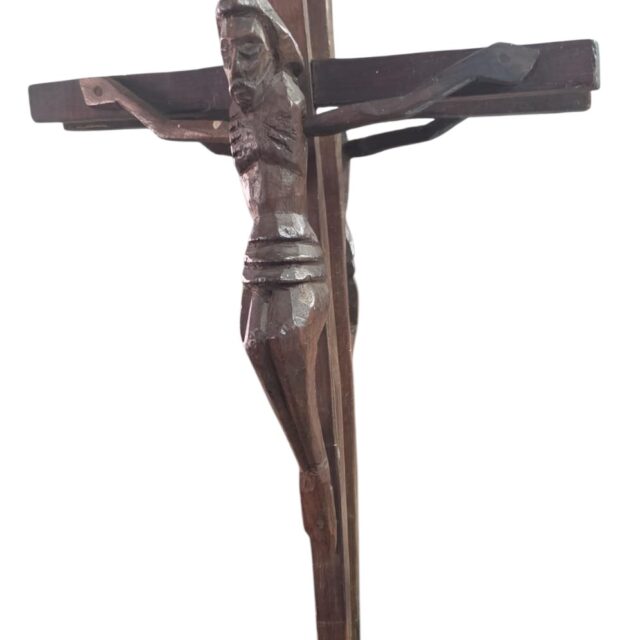 Antigo crucifixo barroco entalhado em madeira
