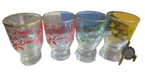 Quarteto de antigos copos para drinks