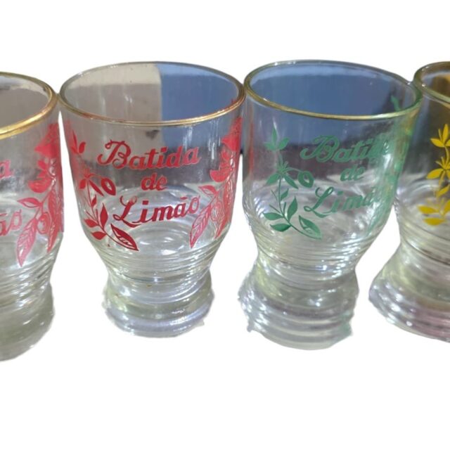Quarteto de antigos copos para drinks