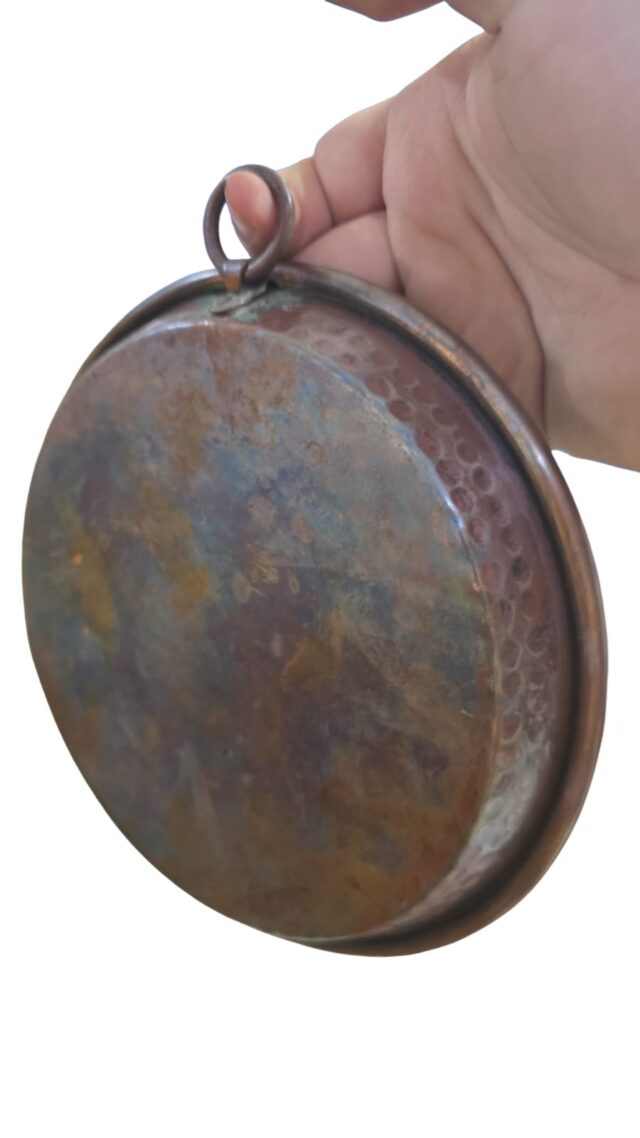 Tigela de cobre martelado feita a mão, com pendurador