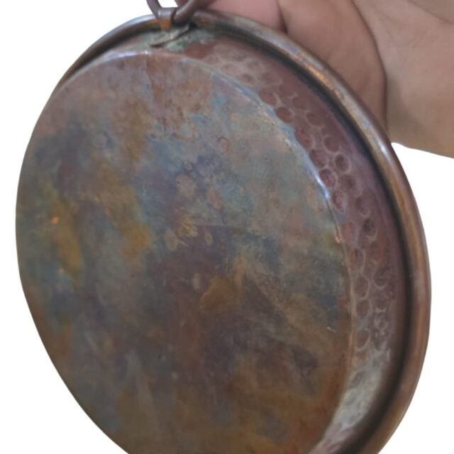 Tigela de cobre martelado feita a mão, com pendurador