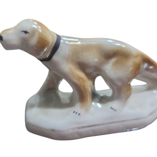 Antiga escultura de cachorro de porcelana,