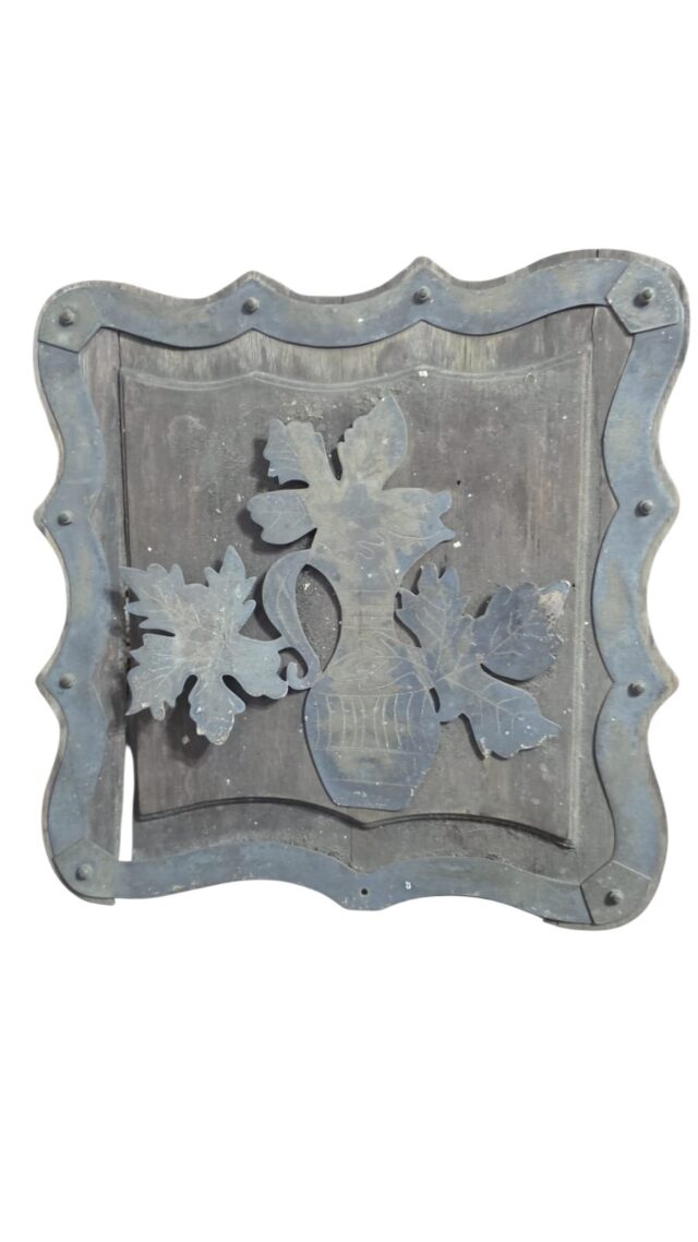 Antiga decoração em metal e madeira