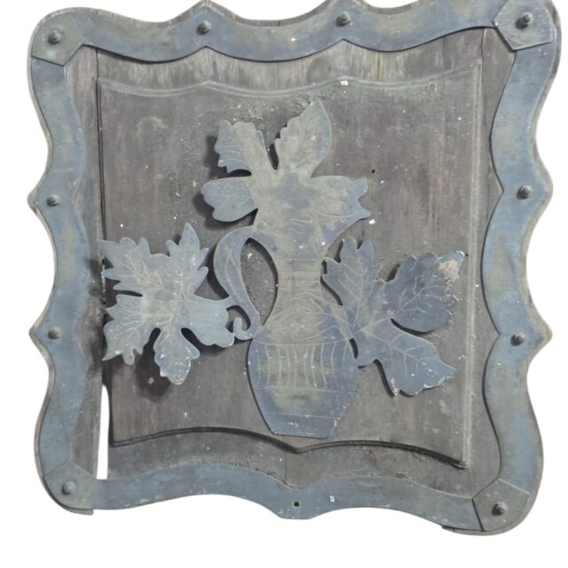 Antiga decoração em metal e madeira