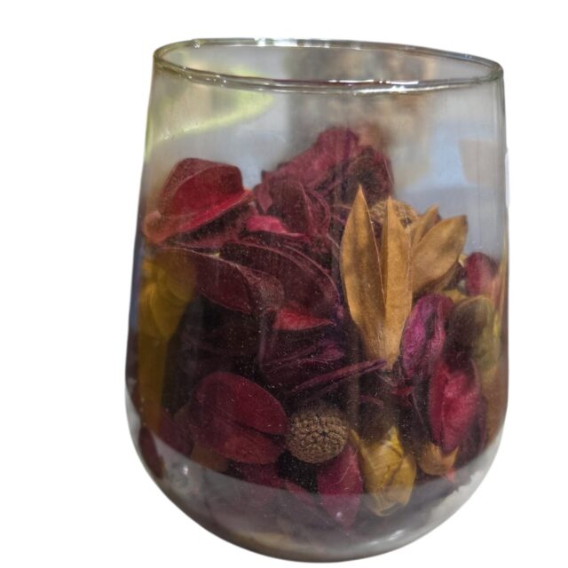 Vaso de vidro com flores ressecadas/desidratadas