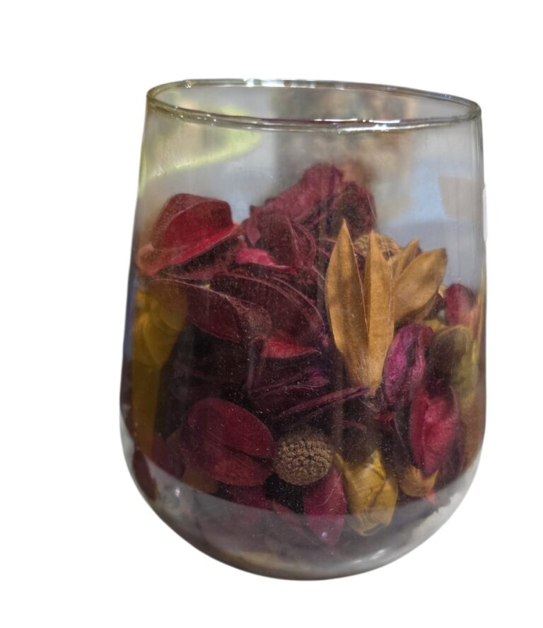Vaso de vidro com flores ressecadas/desidratadas