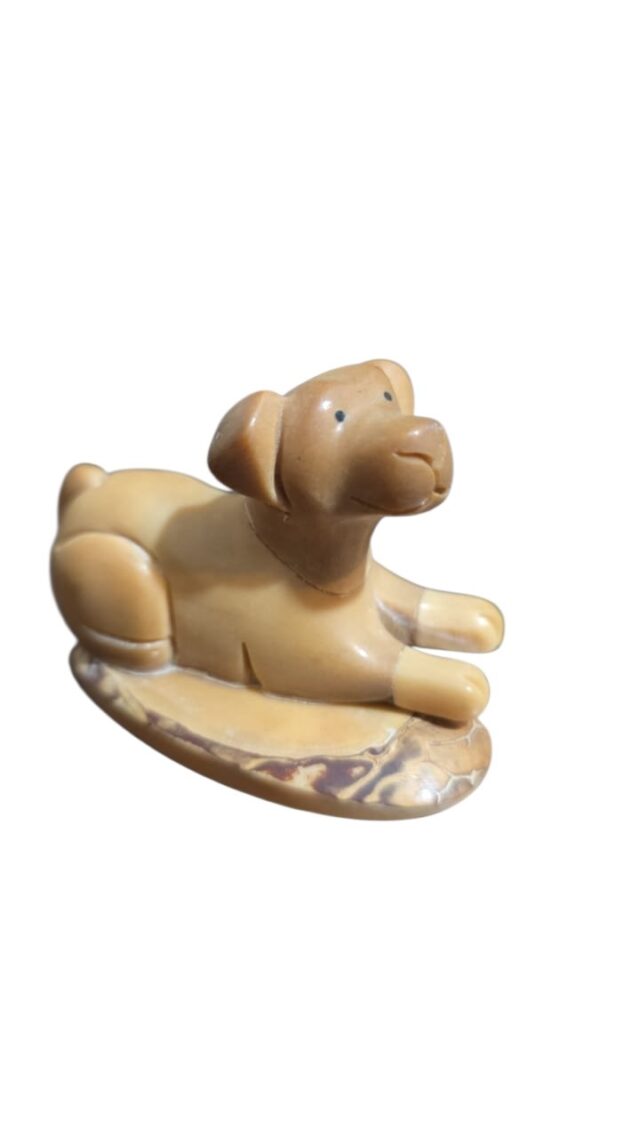 Antiga escultura de cachorro