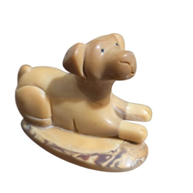Antiga escultura de cachorro