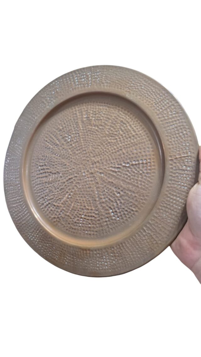 Antiga salva feita a mão em cobre martelado