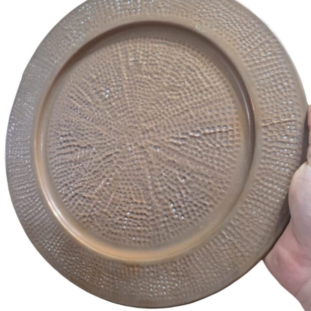 Antiga salva feita a mão em cobre martelado