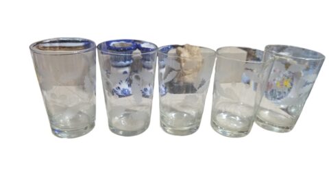 Conjunto com cinco copos de cristal com lapidações vegetalistas