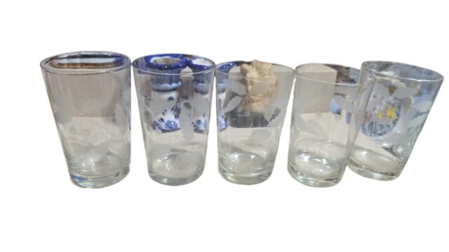 Conjunto com cinco copos de cristal com lapidações vegetalistas