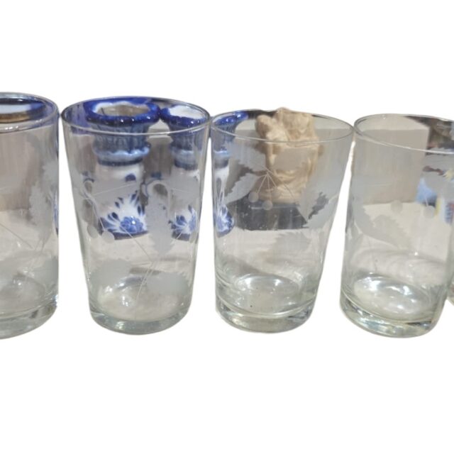 Conjunto com cinco copos de cristal com lapidações vegetalistas