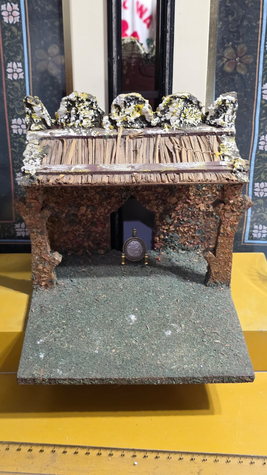 Pequeno estábulo ou gruta, feita com cortiça e madeira rústica - Imagem 2