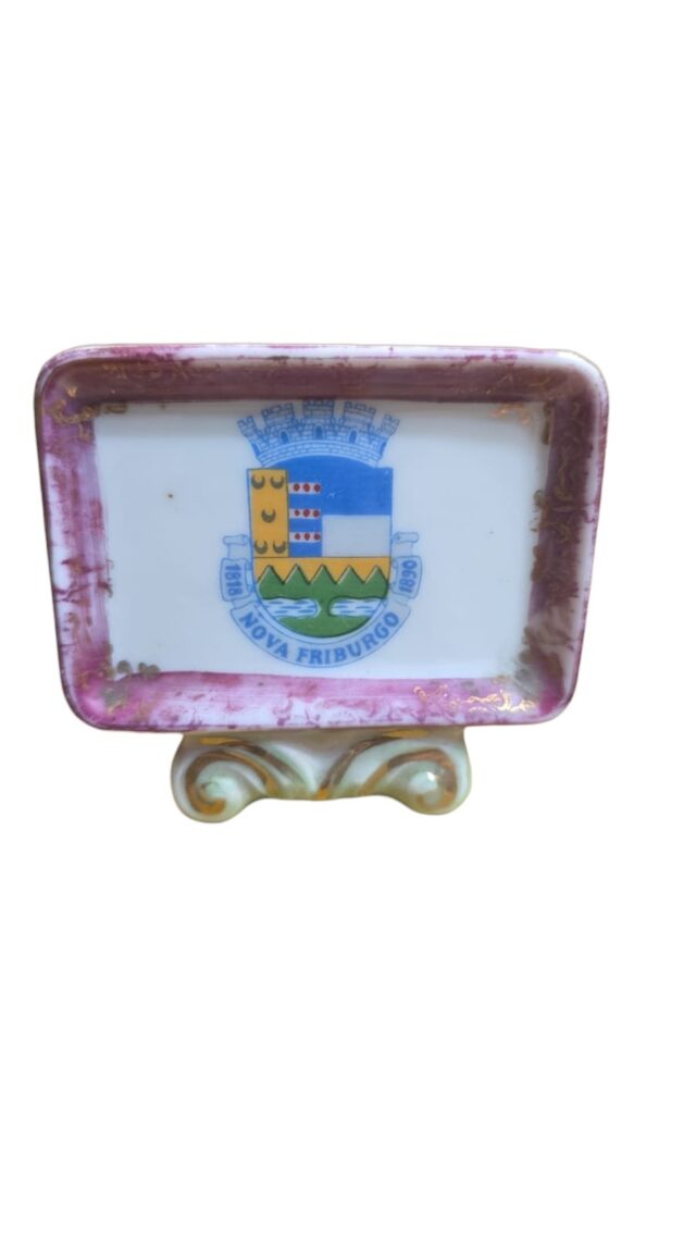 Antiga porcelana com brasão de Nova Friburgo