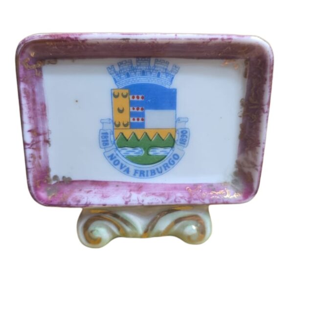 Antiga porcelana com brasão de Nova Friburgo