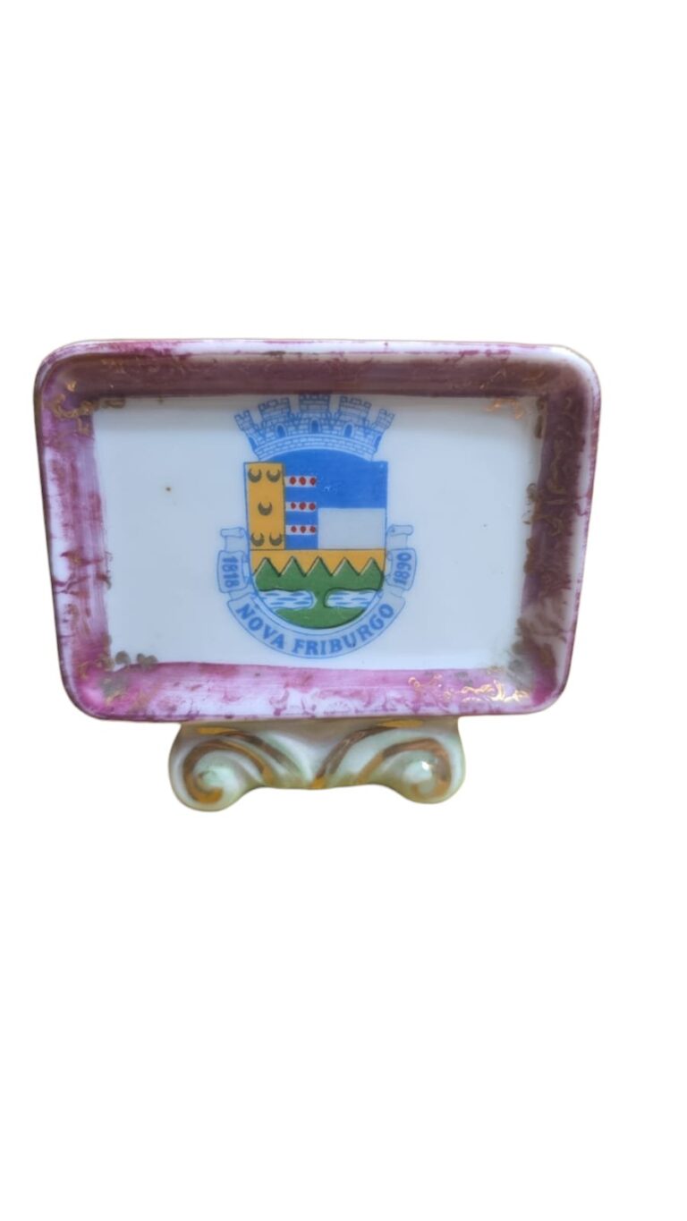 Antiga porcelana com brasão de Nova Friburgo