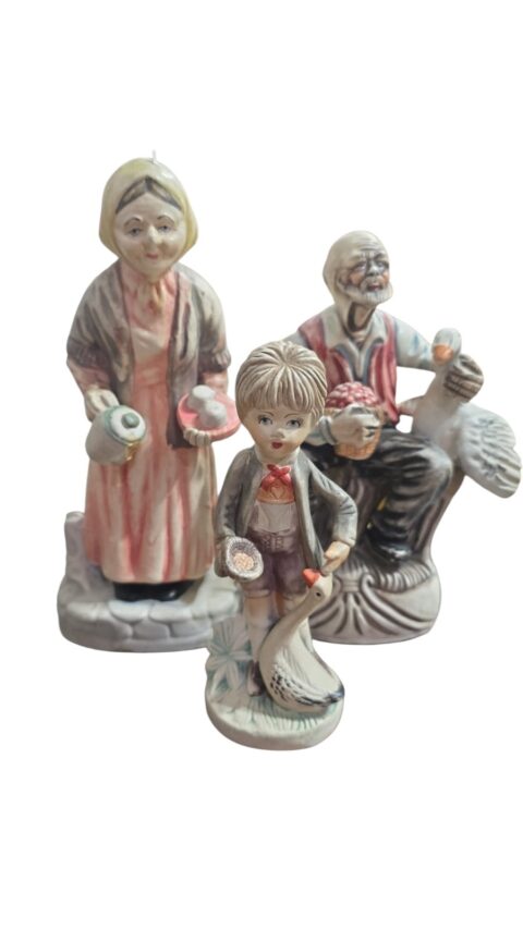 Trio de esculturas em porcelana fosca pintadas a mão