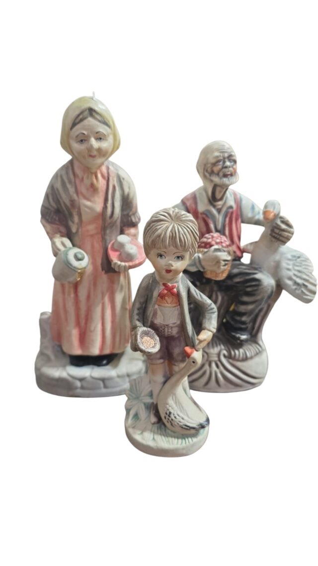 Trio de esculturas em porcelana fosca pintadas a mão