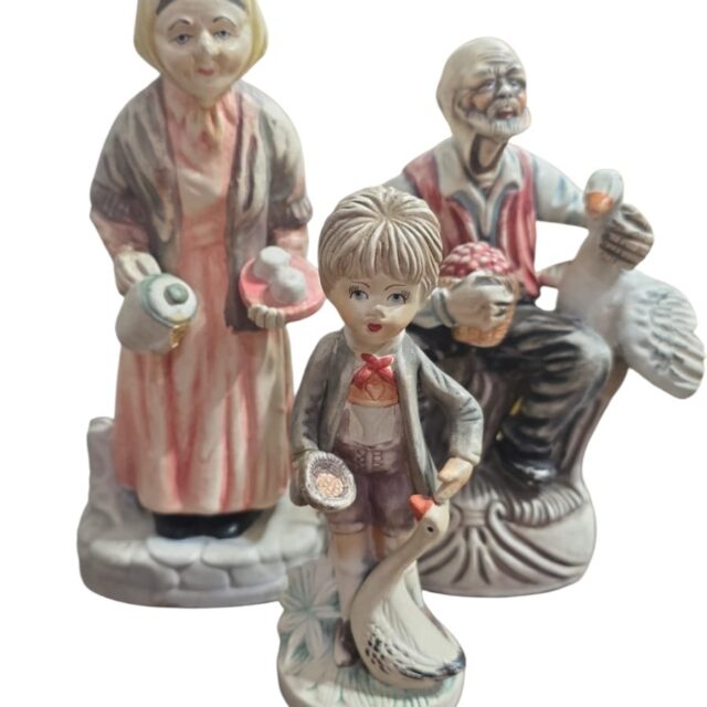 Trio de esculturas em porcelana fosca pintadas a mão