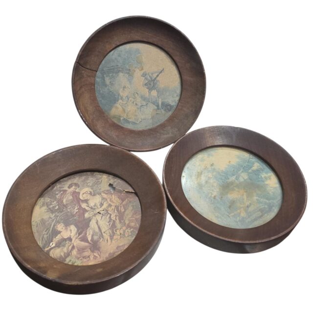 Trio de antigos camafeus com moldura de madeira