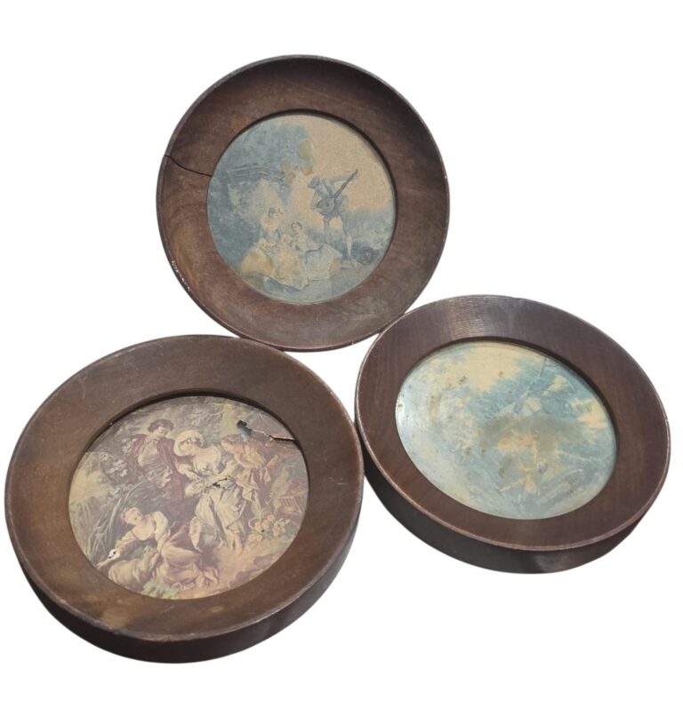 Trio de antigos camafeus com moldura de madeira