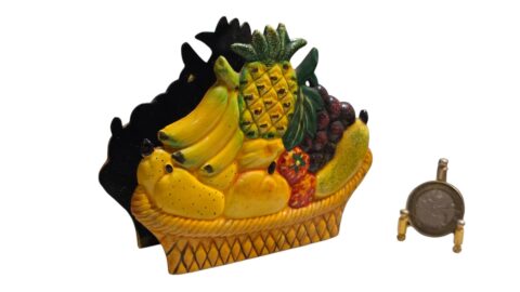 Porta guardanapo com decoração de frutas no cesto em material sintético