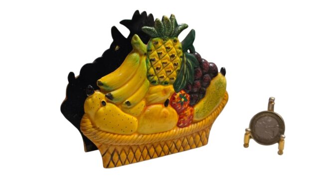 Porta guardanapo com decoração de frutas no cesto em material sintético