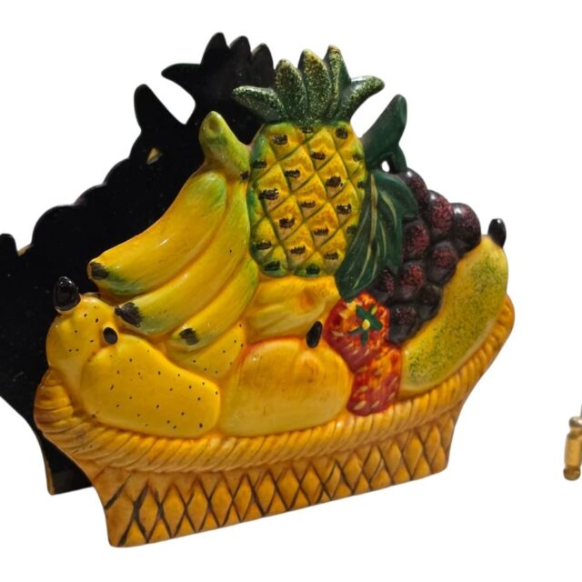 Porta guardanapo com decoração de frutas no cesto em material sintético