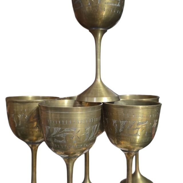 Taças de bronze indiano ricamente cinzeladas. (valor unitário)