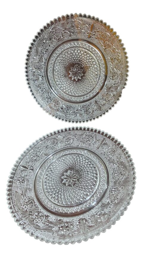 Elegantes pratinhos antigos em vidrão ricamente lavrados com belíssima arte. (valor unitário)