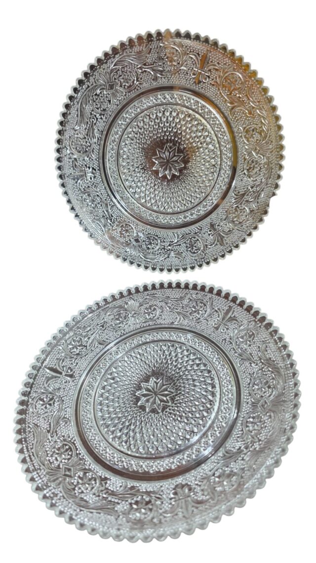 Elegantes pratinhos antigos em vidrão ricamente lavrados com belíssima arte. (valor unitário)