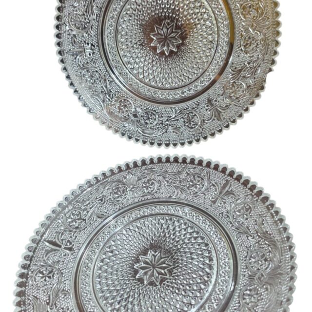 Elegantes pratinhos antigos em vidrão ricamente lavrados com belíssima arte. (valor unitário)