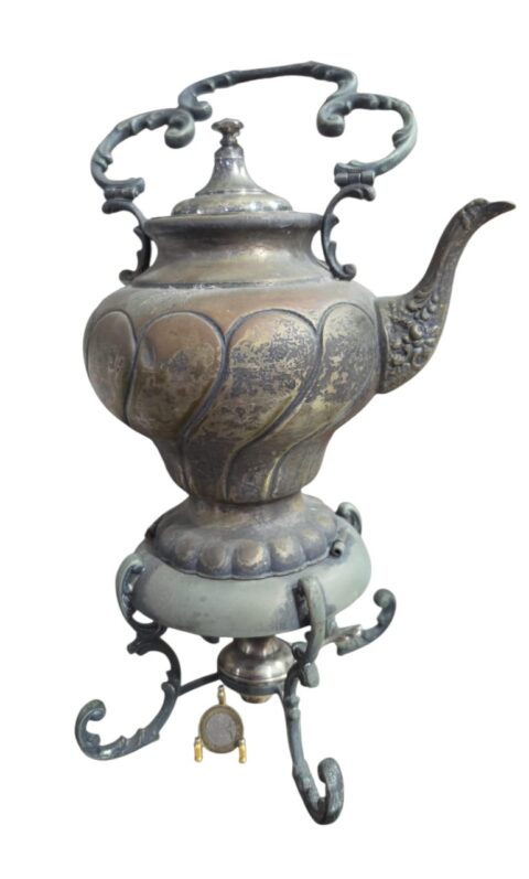 Antigo samovar de metal ricamente cinzelado