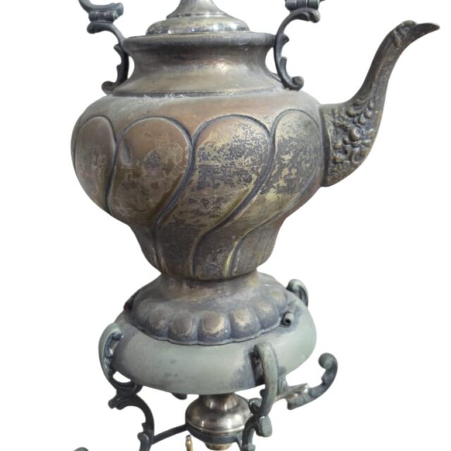 Antigo samovar de metal ricamente cinzelado
