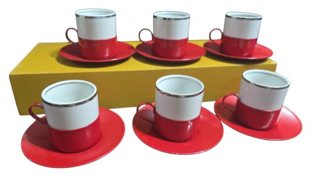 Xícaras de porcelana com base em metal esmaltado. (valor unitário)
