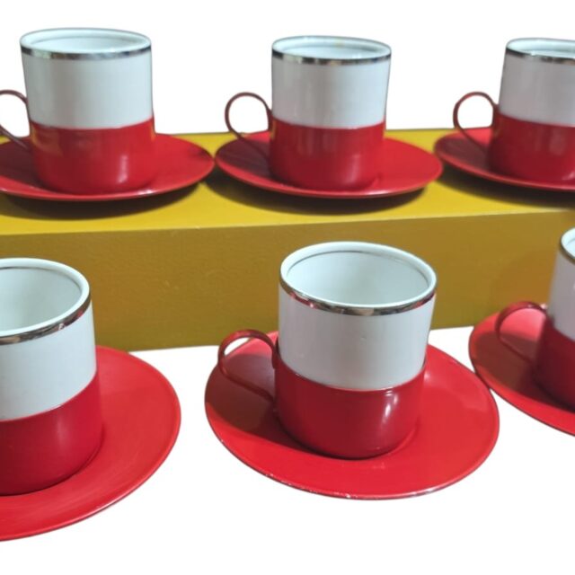 Xícaras de porcelana com base em metal esmaltado. (valor unitário)