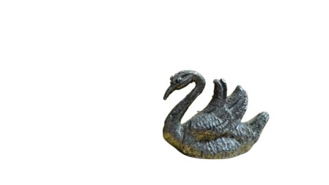 Cisne de metal em miniatura, ricamente cinzelado